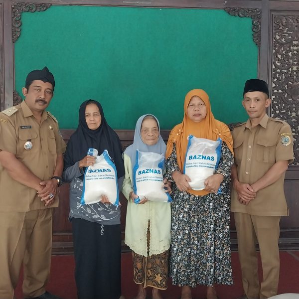 PENDISTRIBUSIAN ZAKAT FITRAH KEPADA WARGA DESA TUGU OLEH BAZNAS TULUNGAGUNG